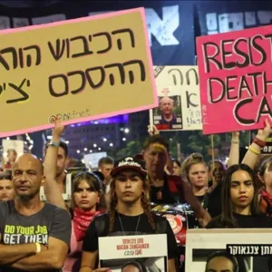 gazzede ateskes ve esir takasi isteyen israilliler televizyon kanalini basti XWAclcXK