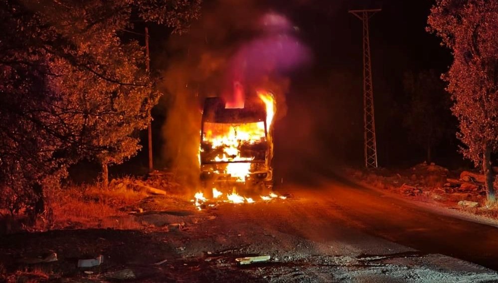 adiyamanda park halindeki kamyon yandi Hc51phbz