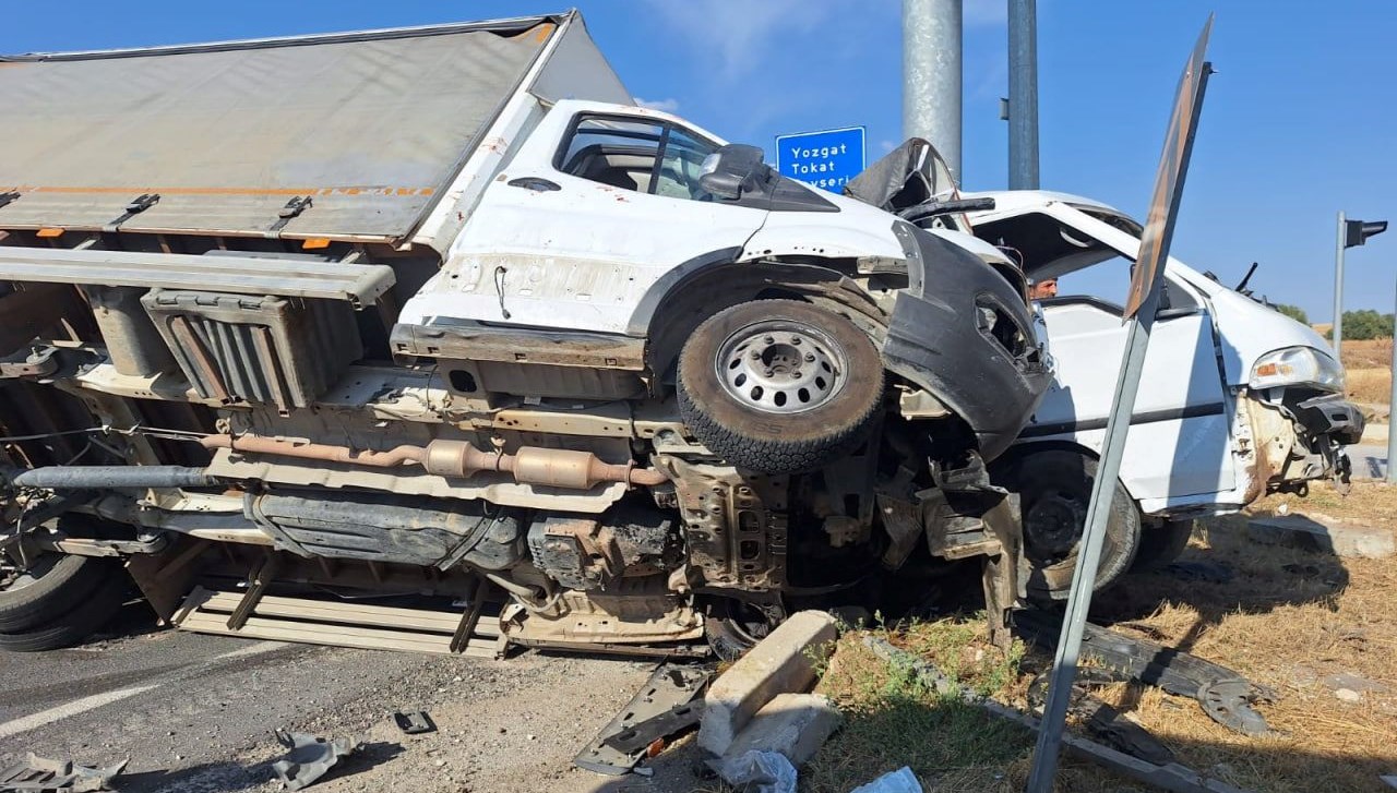 iki kamyonet carpisti 5 kisi yaralandi R9p5zF8i