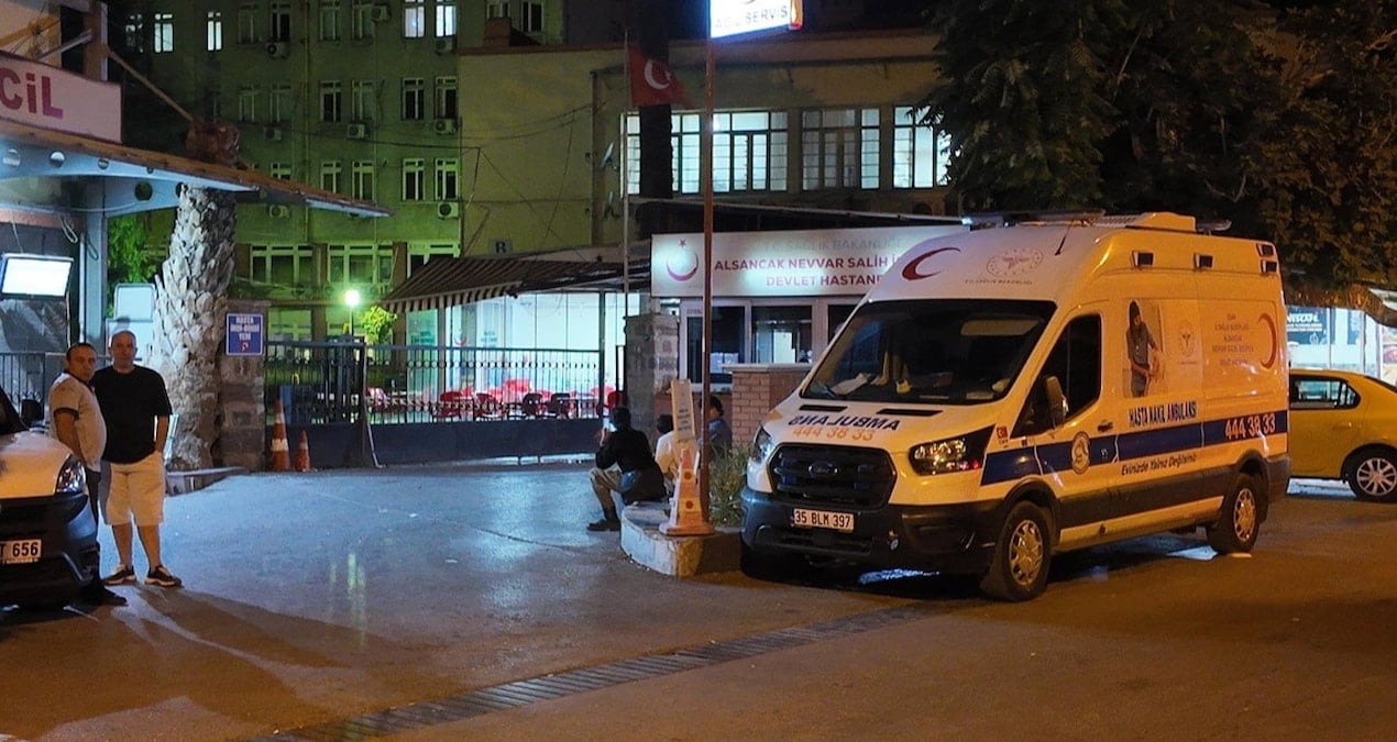 izmir de bicakli silahli kavga olu ve yaralilar var PgxM7wA9