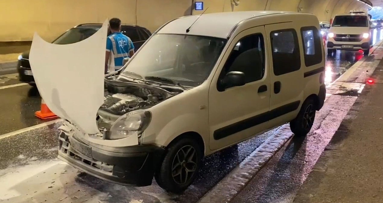 uskudarda zincirleme kaza bir otomobil yandi bHJ3LidB