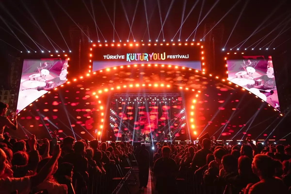 haluk levent mardin kultur yolu festivalinde hayranlariyla bulustu tkLgR1sm.jpg