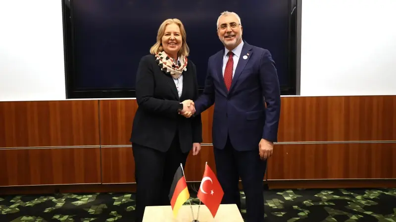 bakan isikhan alman mevkidasi bas ile gorustu LU9CFFDF.webp