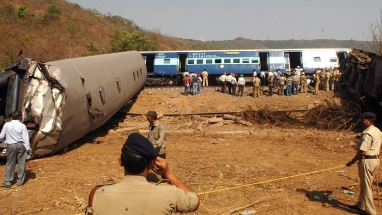 hindistanda tren kazasi iki tren carpisti 8 olu 14 yarali HObIq5lA.jpg